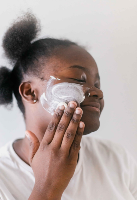 Hyperpigmentation sur peau noire : causes, solutions et erreurs à éviter