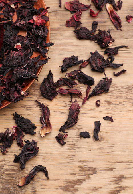 Hibiscus en beauté : ses bienfaits pour la peau, les cheveux et l’éclat